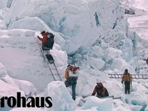 Việc nguy hiểm nhất con người có thể làm trên núi Everest là gì?