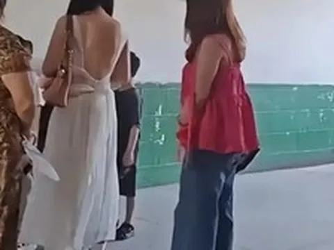 Trang phục họp phụ huynh của 2 bà mẹ khiến nhiều người đỏ mặt: Đây không phải buổi đi xem mắt!