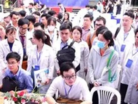 Sáng nay gần 1.000 bác sĩ, điều dưỡng tại TP.HCM 'săn' cơ hội việc làm