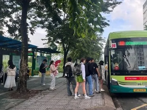Bất ngờ hình ảnh trạm xe buýt ĐHQG TPHCM sau một ngày 'nghẹt thở'