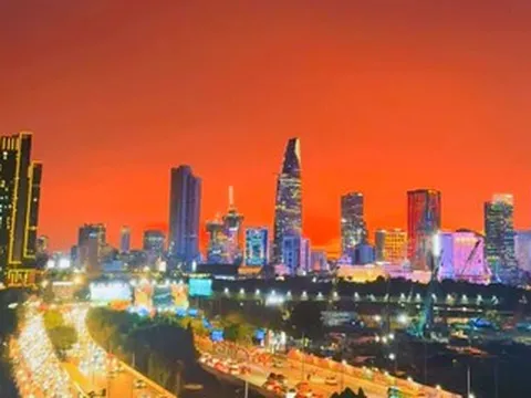 Cận cảnh bầu trời rực sắc cam hiếm thấy sau mưa chiều ở TPHCM