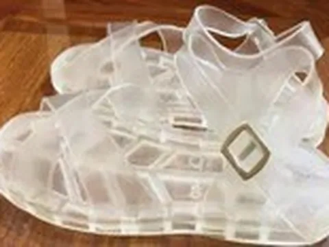 'Đôi hài vạn dặm' nhựa Tiền Phong