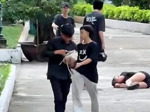 TPHCM: Bắt nhóm thanh niên mặc áo đen, đạp vào đầu cô gái rồi cướp túi xách ở công viên
