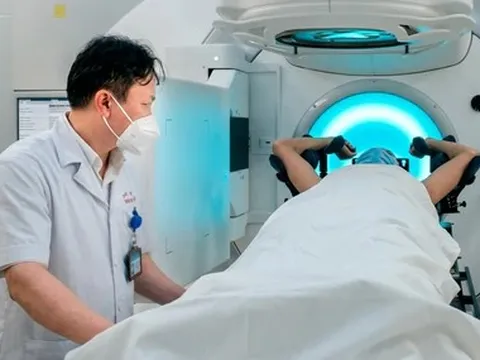 Vụ bệnh nhân ung thư 'muốn trị xạ nhanh, phải kẹp tiền vào sổ': Bệnh viện E phối hợp công an kiểm tra, làm rõ