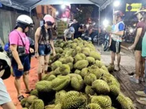 Sầu riêng đổ đống vỉa hè Sài Gòn, giá chỉ 20.000 đồng/kg nhưng ngon dở 'tùy duyên'