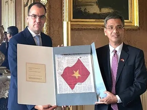 Việt Nam tiếp nhận tài liệu lưu trữ về Chủ tịch Hồ Chí Minh từ Bộ Ngoại giao Pháp