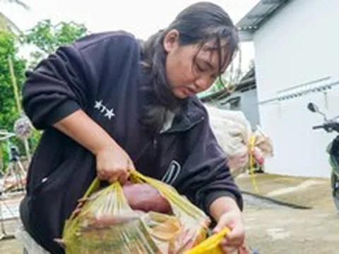 Mẹ mất, 15 tuổi buôn bắp chuối nuôi cha bị liệt, tân SV chỉ đóng nổi học phí kỳ đầu