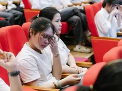 Hàng trăm sinh viên khóc nghẹn, tri ân chàng trai 19 tuổi hiến tạng cứu người