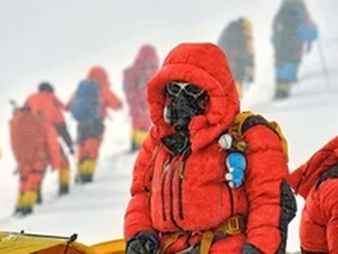Chuyện gì xảy ra với cơ thể con người khi bình oxy đột nhiên hết trên đỉnh Everest?
