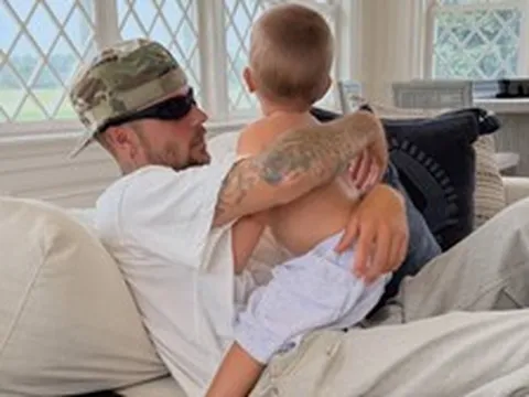 Justin Bieber chia sẻ ảnh mới cùng con trai 2 tuổi