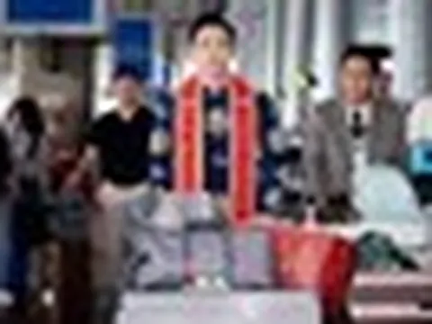 Trần Tiến Dũng diện áo dài ngũ thân về nước sau khi đoạt á vương quốc tế
