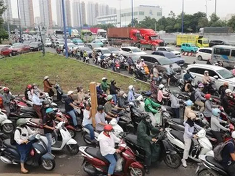 Cảnh nút giao An Phú hỗn loạn vì hầm chui ngập sâu, nghìn ô tô nối đuôi ở cửa ngõ TPHCM