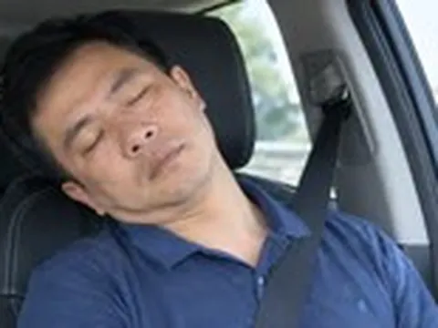 Ngủ lệch cổ trên ô tô, người đàn ông 40 tuổi bị đột quỵ