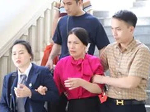 Cựu hiệu trưởng bị tuyên 3 năm tù khóc nấc, nói lời sau cùng: ‘Tôi trong sạch’