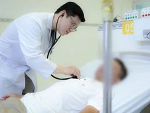 Đang ăn tối, người đàn ông 56 tuổi bất ngờ ngã quỵ
