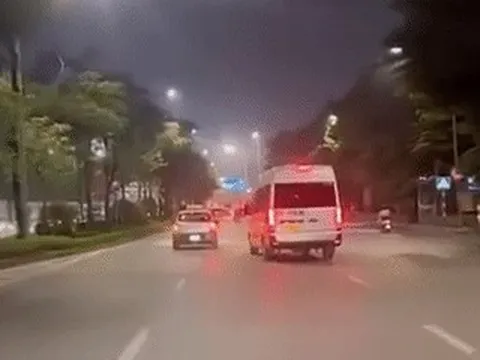 Hai ô tô lạng lách, rượt đuổi nhau trên đường ở Hà Nội