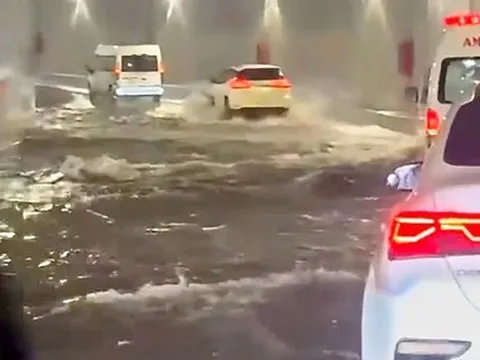 Hầm chui nút giao An Phú TP.HCM ngập, phải đóng tạm