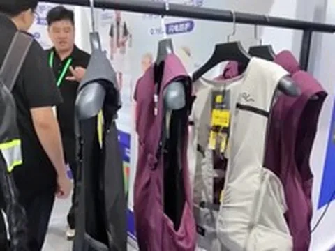 Trung Quốc giới thiệu áo phao khí bảo vệ người cao tuổi khi té ngã
