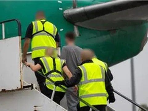 Chi phí trục xuất người nhập cư của Anh gây phẫn nộ, có trường hợp máy bay chỉ chở 1 người