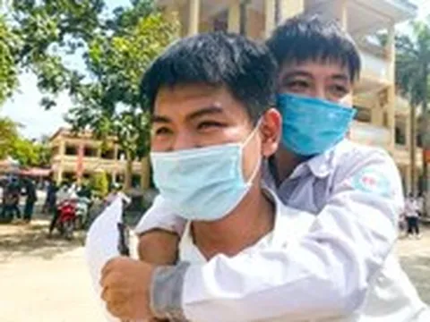 Bác sĩ 10 năm cõng bạn đi học: Cái tâm đi trước cái nghề