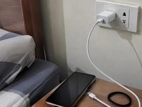 Lời khuyên cho những người để sạc điện thoại cắm điện 24/24