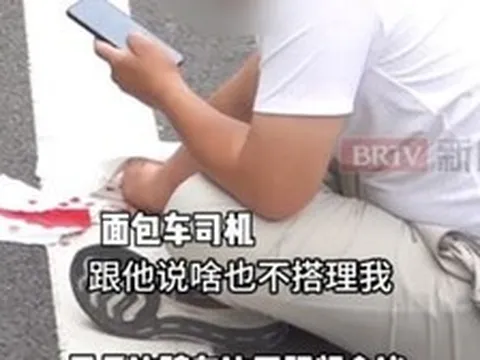Vừa đi xe vừa họp video dẫn đến tai nạn đâm vào ô tô, người đàn ông vẫn tiếp tục làm việc không ngừng giây nào