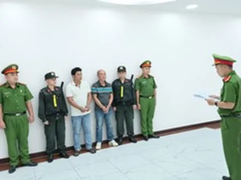 Khởi tố 4 đối tượng đổ, chôn lấp chất thải trái phép quy mô lớn