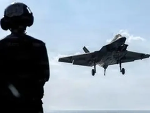 Mỹ giới hạn thời gian bảo vệ tàu qua Hormuz sau loạt tấn công của Iran