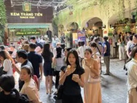 Khách nườm nượp đổ về cửa hàng kem 35 Tràng Tiền trước ngày đóng cửa