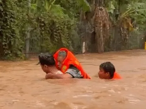 Lũ bủa vây hơn 420 hộ dân, cán bộ quân sự lội nước sâu 1,5m cõng người già sơ tán