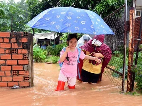 Lũ dâng cao trở lại, dân Đồng Nai bỏ nhà đi trú, hàng xóm mở cửa đón nhau