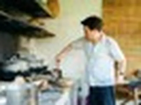 Nam nghệ sĩ đình đám đi bán cơm ở đường Trần Quốc Thảo, TP.HCM