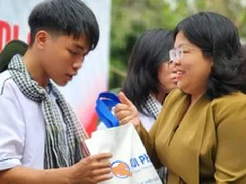 Hơn 3,2 tỉ đồng trợ cấp học tập, tặng học bổng cho học sinh bị ảnh hưởng từ dịch COVID-19