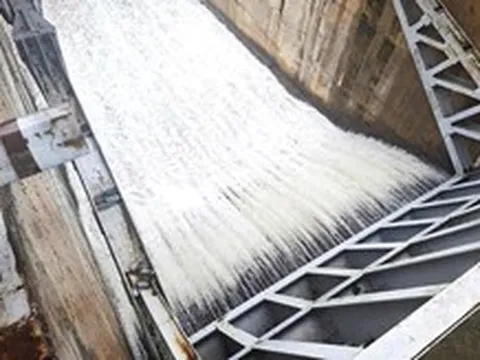 Các hồ đập ở Hà Tĩnh vận hành xả tràn để ứng phó với mưa lũ