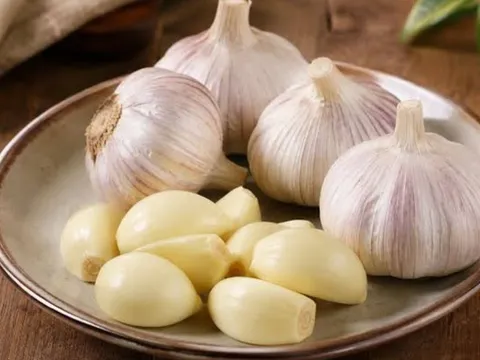 Ăn tỏi sống mỗi ngày suốt 5 tháng, người đàn ông 28 tuổi ngỡ ngàng khi đi khám