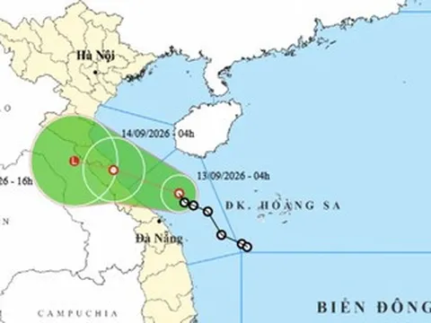 Áp thấp nhiệt đới áp sát đất liền, mưa lớn dồn dập từ Trung Bộ ra miền Bắc
