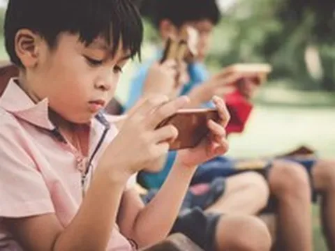 Bố mẹ đừng dùng cưỡng chế tịch thu, đây là 6 cách giúp trẻ "cai" điện thoại hiệu quả