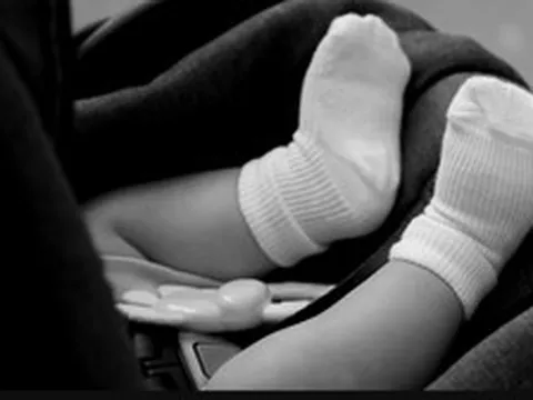 Bé trai 1 tuổi tử vong thương tâm sau khi bị bố bỏ quên 1 giờ trong xe đóng kín