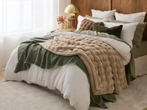 Sáng ngủ dậy nên trải chăn hay gấp lại?