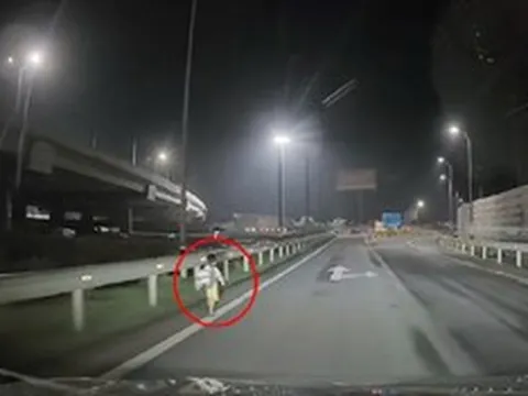Bé trai đi lạc giữa cao tốc lúc nửa đêm, tài xế làm điều ấm lòng