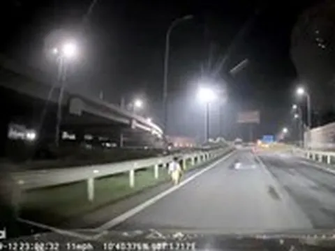 Bé trai òa khóc trên đường dẫn cao tốc lúc nửa đêm, tài xế dừng xe chở đến công an tìm người nhà