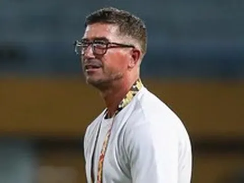 CLB Hà Nội căng thẳng, HLV Kewell họp với cầu thủ rất lâu trong phòng thay đồ