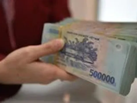Không chỉ đua lãi suất, ngân hàng còn treo thưởng vàng, biệt thự để hút tiền gửi