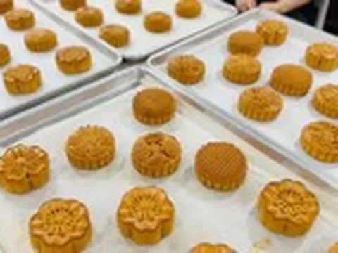 Bánh Trung thu 'nhà làm' bán tràn lan, người mua cần cân nhắc những điều gì?