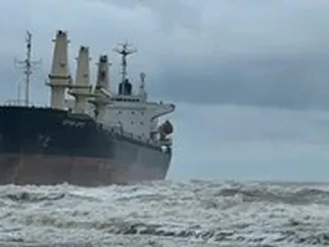 Tàu hàng hơn 24.000 tấn mắc cạn ở vịnh Chân Mây, chưa thể cứu hộ vì sóng lớn
