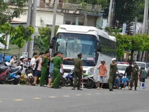 Nam sinh lớp 6 bị cuốn vào gầm ô tô khách đang lùi, tử vong tại chỗ