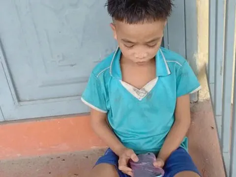 Bé 13 tuổi đi 100km đường núi tìm mẹ, mang điện thoại không sim có hình cha mới mất