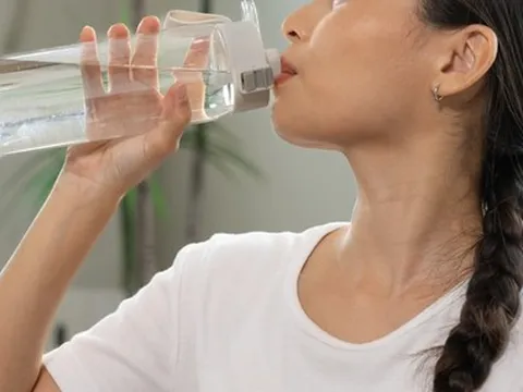 Uống quá nhiều nước: Điều gì xảy ra với thận và cơ thể?