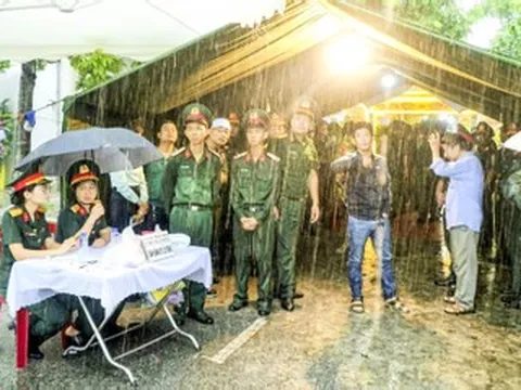 Dầm mình trong mưa tiễn biệt Trung tá Trần Văn Tùng hy sinh khi cứu người