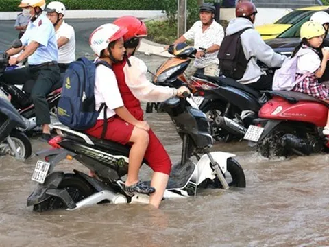 Triều cường tại TP Cần Thơ gây ngập sâu, người dân đi lại khó khăn
